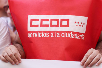Un hombre con un chaleco de CCOO durante una concentración de CCOO y UGT por los incumplimientos del gobierno con los funcionarios, frente al Ministerio de Hacienda, a 8 de julio de 2025, en Madrid (