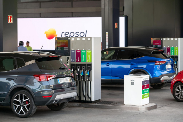 Coches repostando en la Estación de servicio Alfonso XIII de Repsol.