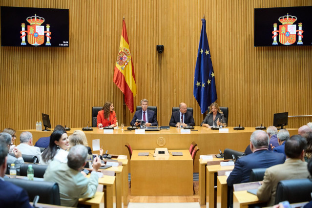 (I-D) La portavoz del PP en el Congreso, Ester Muñoz; el presidente del PP, Alberto Núñez Feijóo; el secretario general del PP, Miguel Tellado, y la portavoz del PP en el Senado, Alicia García  durante la reunión plenaria de los grupos parlamentarios del