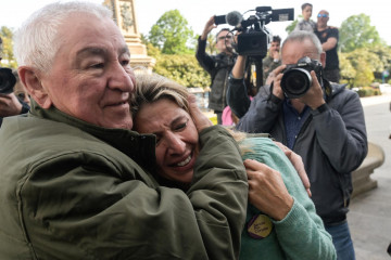 Archivo - La vicepresidenta segunda del Gobierno y ministra de Trabajo, Yolanda Díaz, y su padre, el sindicalista gallego, Suso Díaz, en la plaza de María Pita, a 18 de mayo de 2023, en A Coruña,