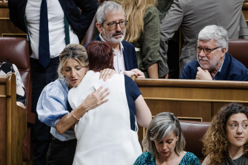 La vicepresidenta segunda del Gobierno, Yolanda Díaz, saluda a la portavoz de Compromis en el Congreso, Águeda Micó, durante la celebración en el Congreso de los Diputados de una sesión plenaria,