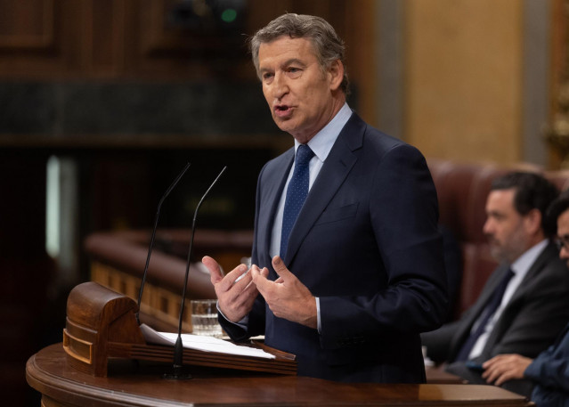 El presidente del PP, Alberto Núñez Feijóo, interviene durante un pleno extraordinario, en el Congreso de los Diputados, a 9 de julio de 2025, en Madrid (España). Sánchez comparece en un pleno extraordinario para tratar asuntos pendientes como la implicac