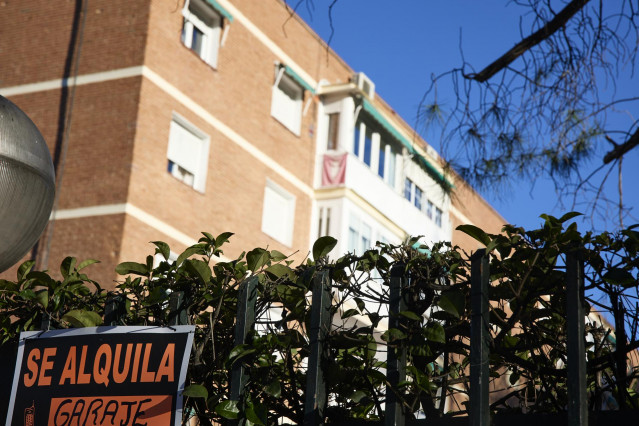 Archivo - Cartel de alquiler de un garaje, a 4 de enero de 2023, en Madrid (España).