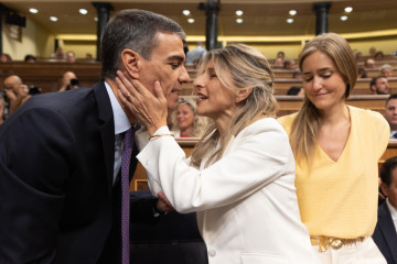 El presidente del Gobierno, Pedro Sánchez, saluda a la vicepresidenta segunda y ministra de Trabajo, Yolanda Díaz, durante un pleno extraordinario, en el Congreso de los Diputados, a 9 de julio de 2