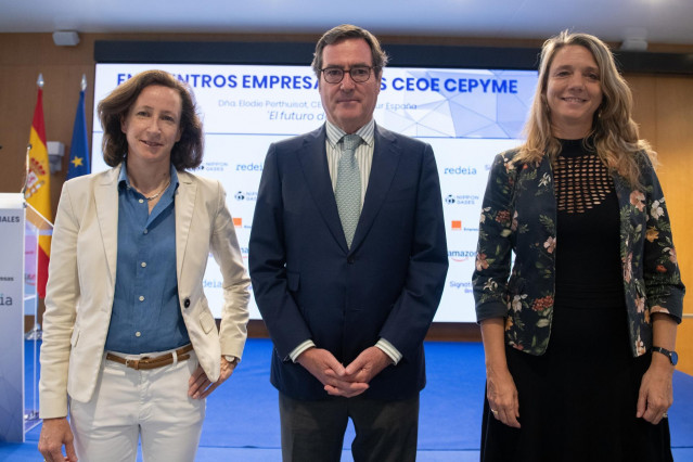 (I-D) La directora ejecutiva de Carrefour España, Elodie Perthuisot; el presidente de la CEOE, Antonio Garamendi y la presidenta de CEPYME, Ángela de Miguel, posan durante un Encuentro Empresarial CEOE-CEPYME,