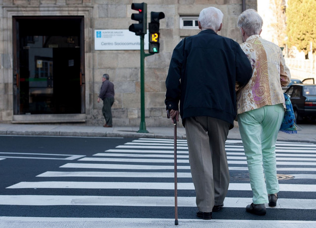 Archivo - Ancianos, envejecimiento, salud, sanidad, edad, paseo, mayores.