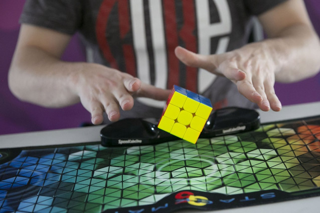 Archivo - Imagen de una edición anterior del Iruña Open de cubo de Rubik.