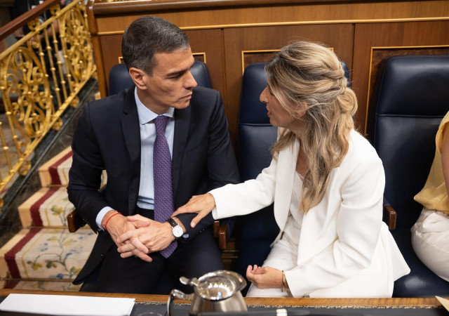 El presidente del Gobierno, Pedro Sánchez y la vicepresidenta segunda y ministra de Trabajo, Yolanda Díaz, durante un pleno extraordinario, en el Congreso de los Diputados, a 9 de julio de 2025