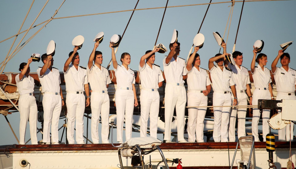 La princesa Leonor (5i) junto a sus compañeros a bordo del buque-escuela de la Armada 'Juan Sebastián de Elcano', a su llegada al puerto de Ferrol, a 9 de julio de 2025, en Ferrol, A Coruña, Galici