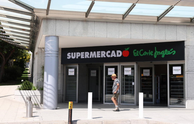 Archivo - Acceso al primer supermercado a pie de calle de El Corte Inglés, a 1 de julio de 2024, en El Escorial, Madrid (España).
