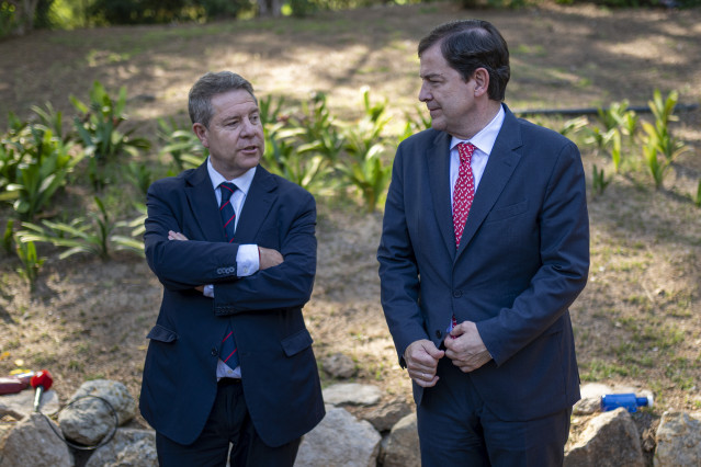 Archivo - El presidente de la Junta de Castilla-La Mancha, Emiliano García-Page, y el presidente de la Junta de Castilla y León, Alfonso Fernández Mañueco, ofrece declaraciones a los medios posterior a la XXVIII Conferencia de Presidentes.