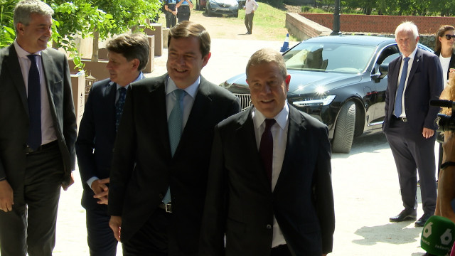 El presidente de la Junta de Castilla y León, Alfonso Fernández Mañueco, y el presidente de Castilla-La Mancha, Emiliano García-Page, antes de rubricar su acuerdo de colaboración