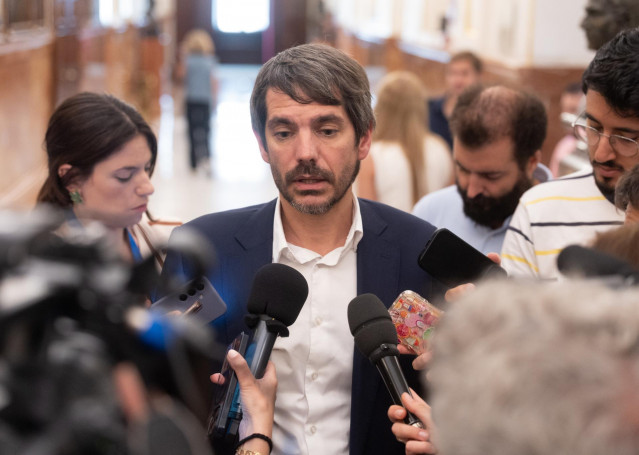 El portavoz de Sumar, Ernest Urtasun, en los pasillos del Congreso de Diputados