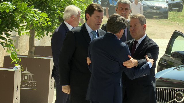 El presidente de Castilla-La Mancha, Emiliano García-Page, y el presidente de la Junta de Castilla y León, Alfonso Fernández Mañueco, antes de firmar un acuerdo de colaboración en Arenas de San Pedro (Ávila).