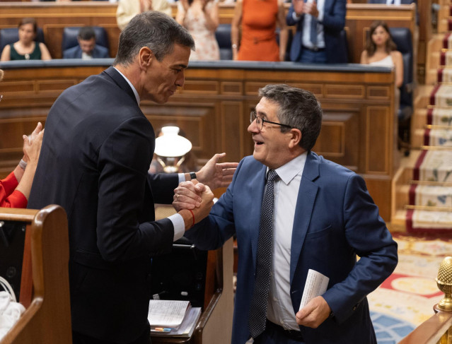 El presidente del Gobierno, Pedro Sánchez (i) y el portavoz del PSOE en el Congreso, Patxi López (d), durante un pleno extraordinario, en el Congreso de los Diputados, a 9 de julio de 2025, en Madrid (España).