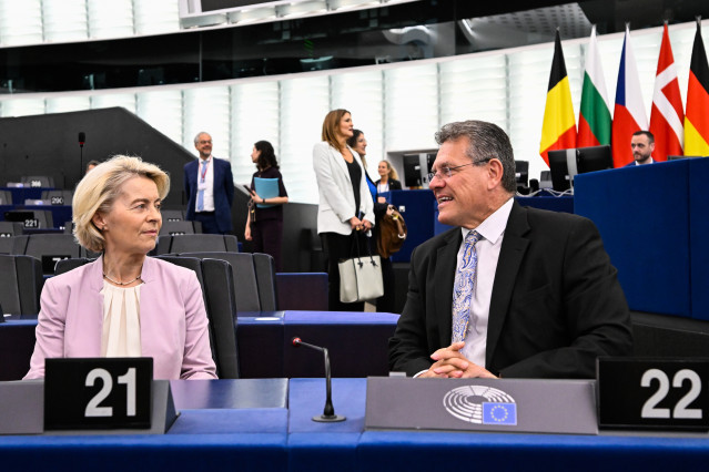 El comisario de Comercio y Seguridad Económica, Maros Sefcovic, junto a la presidenta de la Comisión Europea, Ursula von der Leyen, en la sede del Parlamento Europeo en Estrasburgo (Francia).