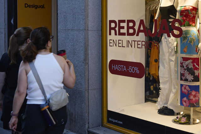 Un escaparate anuncia las rebajas de una tienda,