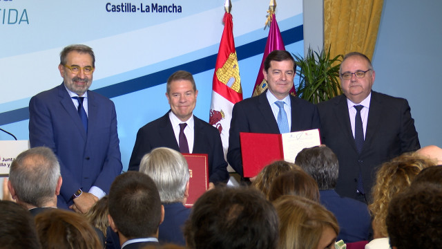 El presidente de la Junta de Castilla y León, Alfonso Fernández Mañueco, y el de Castilla-La Mancha, Emiliano García-Page, renuevan su colaboración en materia sanitaria.