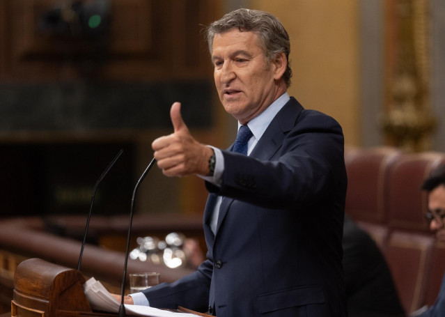El presidente del PP, Alberto Núñez Feijóo, interviene durante un pleno extraordinario, en el Congreso de los Diputados, a 9 de julio de 2025, en Madrid (España). Sánchez comparece en un pleno extraordinario para tratar asuntos pendientes como la implicac