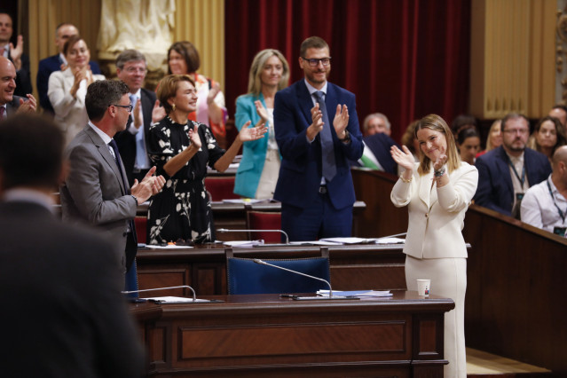 Archivo - La presidenta del Govern, Marga Prohens, es aplaudida durante el Debate de Política General el pasado mes de octubre.
