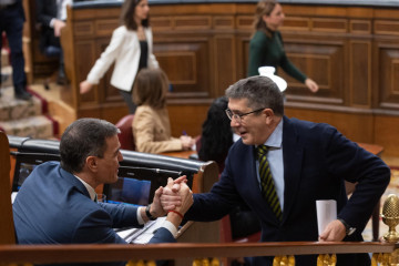 Archivo - El presidente del Gobierno, Pedro Sánchez (i) y el portavoz del PSOE en el Congreso, Patxi López (d), durante una sesión plenaria en el Congreso de los Diputados, a 26 de marzo de 2025, e