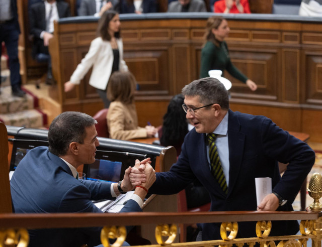 Archivo - El presidente del Gobierno, Pedro Sánchez (i) y el portavoz del PSOE en el Congreso, Patxi López (d), durante una sesión plenaria en el Congreso de los Diputados, a 26 de marzo de 2025, en Madrid (España).