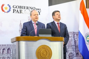 El ministro de Economía y Finanzas, Carlos Fernández, y el ministro de Industria y Comercio, Javier Giménez.