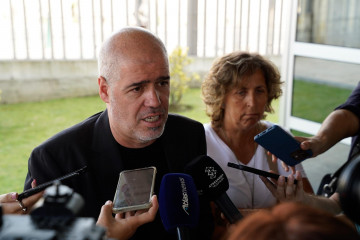 El secretario general de CCOO, Unai Sordo, llega a la capilla ardiente del sindicalista gallego Suso Díaz, a 9 de julio de 2025, en Ferrol, A Coruña, Galicia (España). El sindicalista ferrolano, pa