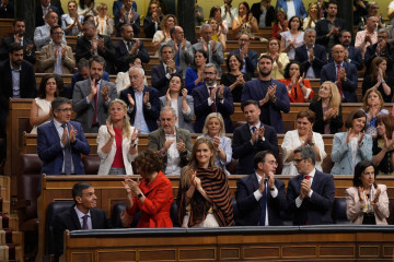 MADRID, 09/07/2025.- El presidente del Gobierno, Pedro Sánchez (abajo-i), es aplaudido durante el pleno extraordinario este miércoles, en el Congreso de los Diputados en Madrid. EFE/ Borja Sanchez-T