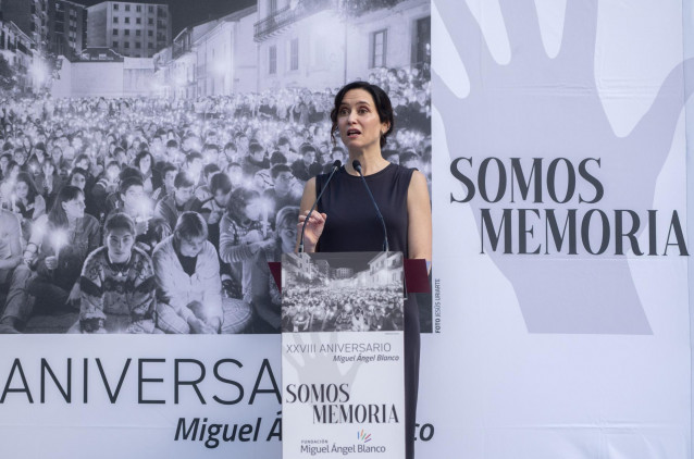 La presidenta de la Comunidad de Madrid, Isabel Díaz Ayuso, durante el acto homenaje a Miguel Ángel Blanco en el 28º aniversario de su asesinato a manos de ETA, en los Jardines de Miguel Ángel Blanco, a 9 de julio de 2025, en Madrid (España).