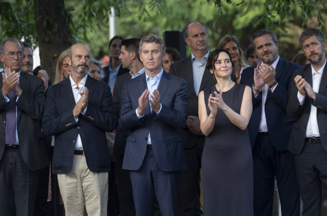 (I-D) El presidente del Senado, Pedro Rollán; el presidente del Partido Popular, Alberto Núñez Feijóo, y la presidenta de la Comunidad de Madrid, Isabel Díaz Ayuso, durante el acto homenaje a Miguel Ángel Blanco