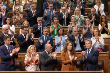 (I-D) El secretario general del PP, Miguel Tellado; la portavoz del PP en el Congreso, Ester Muñoz y el presidente del PP, Alberto Núñez Feijóo, durante un pleno extraordinario, en el Congreso de 