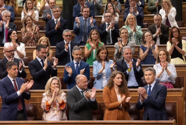 (I-D) El secretario general del PP, Miguel Tellado; la portavoz del PP en el Congreso, Ester Muñoz y el presidente del PP, Alberto Núñez Feijóo, durante un pleno extraordinario, en el Congreso de los Diputados, a 9 de julio de 2025, en Madrid (España). Sá