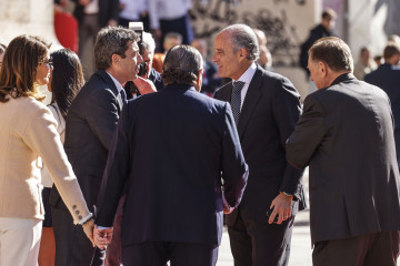 Archivo - El presidente de la Generalitat Valenciana, Carlos Mazón (i), y el expresidente de la Generalitat Valenciana, Francisco Camps (d), en una imagen de archivo