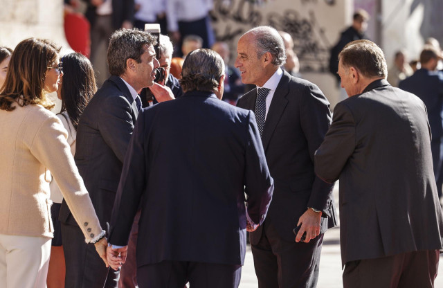 Archivo - El presidente de la Generalitat Valenciana, Carlos Mazón (i), y el expresidente de la Generalitat Valenciana, Francisco Camps (d), en una imagen de archivo