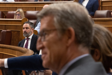 Archivo - El líder de VOX, Santiago Abascal (i), durante una sesión plenaria en el Congreso de los Diputados, a 4 de julio de 2024, en Madrid (España).