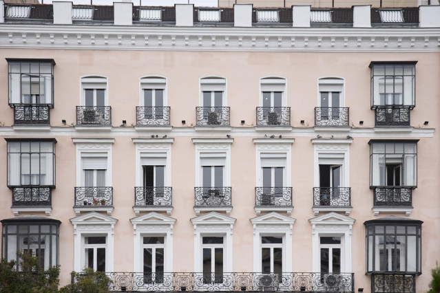 Archivo - Fachada de un bloque de viviendas, a 29 de octubre de 2024, en Madrid