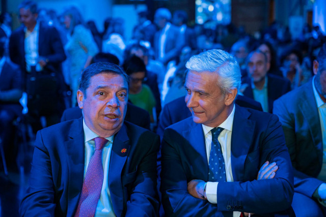 Archivo - El ministro de Agricultura, Pesca y Alimentación, Luis Planas (i) y el presidente de la Federación Española de Industrias de Alimentación y Bebidas (FIAB) Ignacio Silva (d), durante la inauguración del Food & Drink Summit 2023, en la Real Fábric