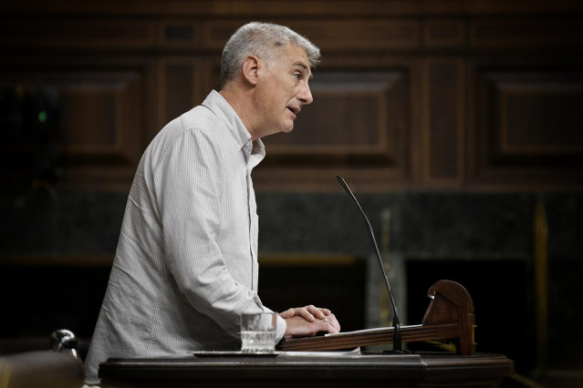 Archivo - El diputado de EH BIldu Oskar Matute interviene durante una sesión plenaria en el Congreso de los Diputados, a 23 de octubre de 2024, en Madrid