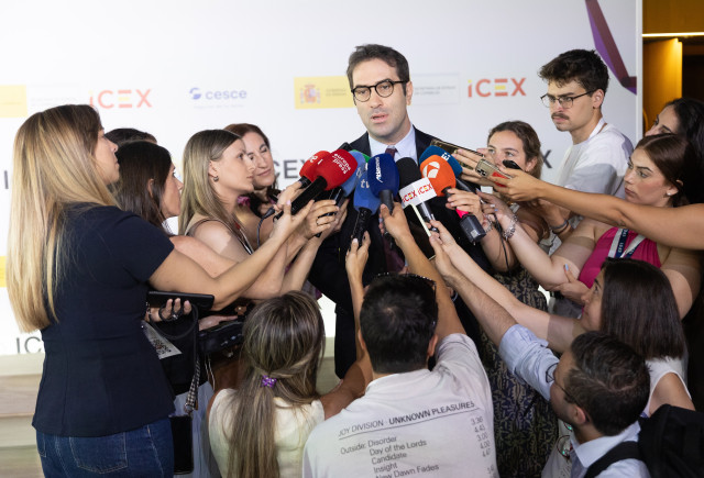 El ministro de Economía, Comercio y Empresa, Carlos Cuerpo, ofrece declaraciones a la prensa antes de intervenir en el ‘Foro ICEX 2025’, en la Nave Madrid, a 10 de julio de 2025, en Madrid (España). El Foro ICEX reúne a expertos y profesionales públicos y