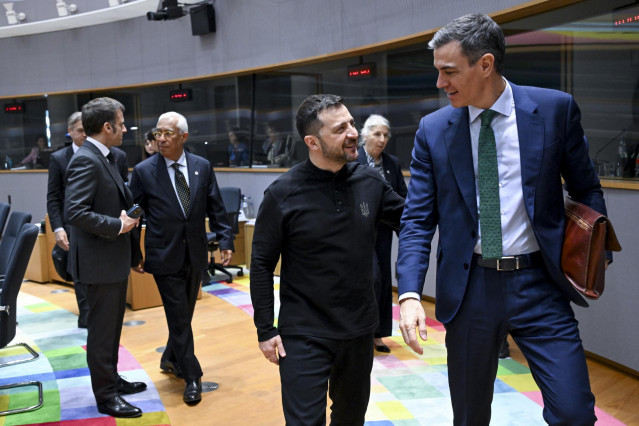Archivo - Elpresidente de Ucrania, Volodimir Zelenski, y el presidente del Gobierno, Pedro Sánchez, en una cumbre europea en Bruselas en marzo de 2025.