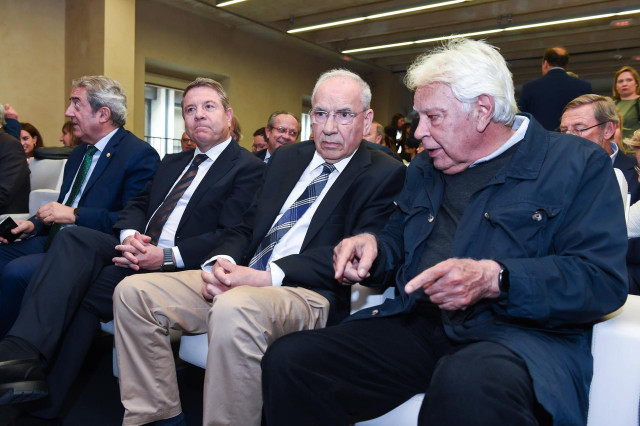 Archivo -  El presidente de Castilla-La Mancha, Emiliano García-Page; el exvicepresidente del Gobierno Alfonso Guerra y el expresidente del Gobierno Felipe González, durante la presentación del libro ‘Una emoción política: memorias de un servicio a Aragón