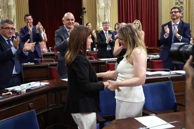 La presidenta del Baleares, Marga Prohens (d), y la y la portavoz de VOX en el Parlament balear, Manuela Cañada (i).