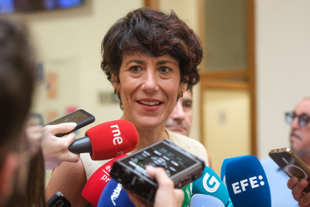 La ministra de Inclusión, Seguridad Social y Migraciones, Elma Saiz, mantiene un encuentro con los medios de comunicación, en la Facultad de Ciencias de la Educación de Santiago de Compostela, a 10 de julio de 2025, en Santiago de Compostela, A Coruña, Ga