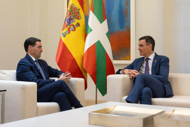 Archivo - El presidente del gobierno, Pedro Sánchez (d), durante su encuentro con el lehendakari, Imanol Pradales (i),  en la pasada Comisión Bilateral de Cooperación del Estado