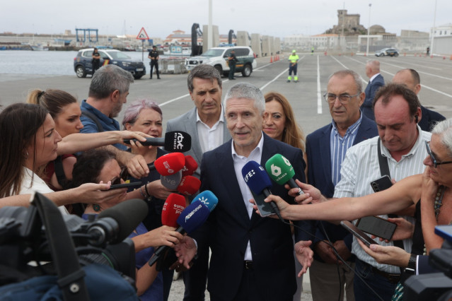 El ministro del Interior, Fernando Grande-Marlaska, atiende a los periodistas en su visita al puerto de Tarifa.