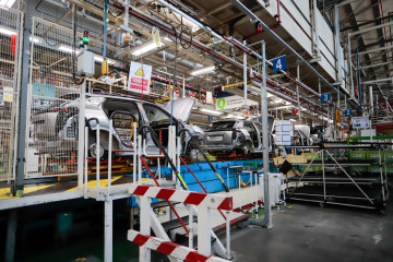 Archivo - Varios vehículos en la sede de Stellantis, el día que la vicepresidenta primera del Gobierno y ministra de Asuntos Económicos y Transformación Digital, ha visitado la fábrica, a 16 de s