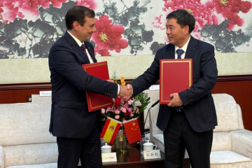 Adif renueva su acuerdo de colaboración con los ferrocarriles chinos para compartir conocimiento técnico.