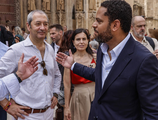 El ex conseller Vicente Barrera (i) y el secretario general de Vox, Ignacio Garriga (d), durante la Jornada de Portavoces Autonómicos sobre Presupuestos 2025, organizada por el grupo parlamentario Vox Cortes Valencianas