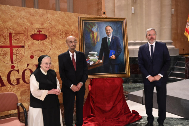 El expresidente de Aragón Javier Lambán (i) y el presidente del Gobierno de Aragón, Jorge Azcón (d), durante el acto de entrega del retrato de Javier Lambán, en la sala de la Corona del Edificio Pignatelli, a 10 de julio de 2025, en Zaragoza.